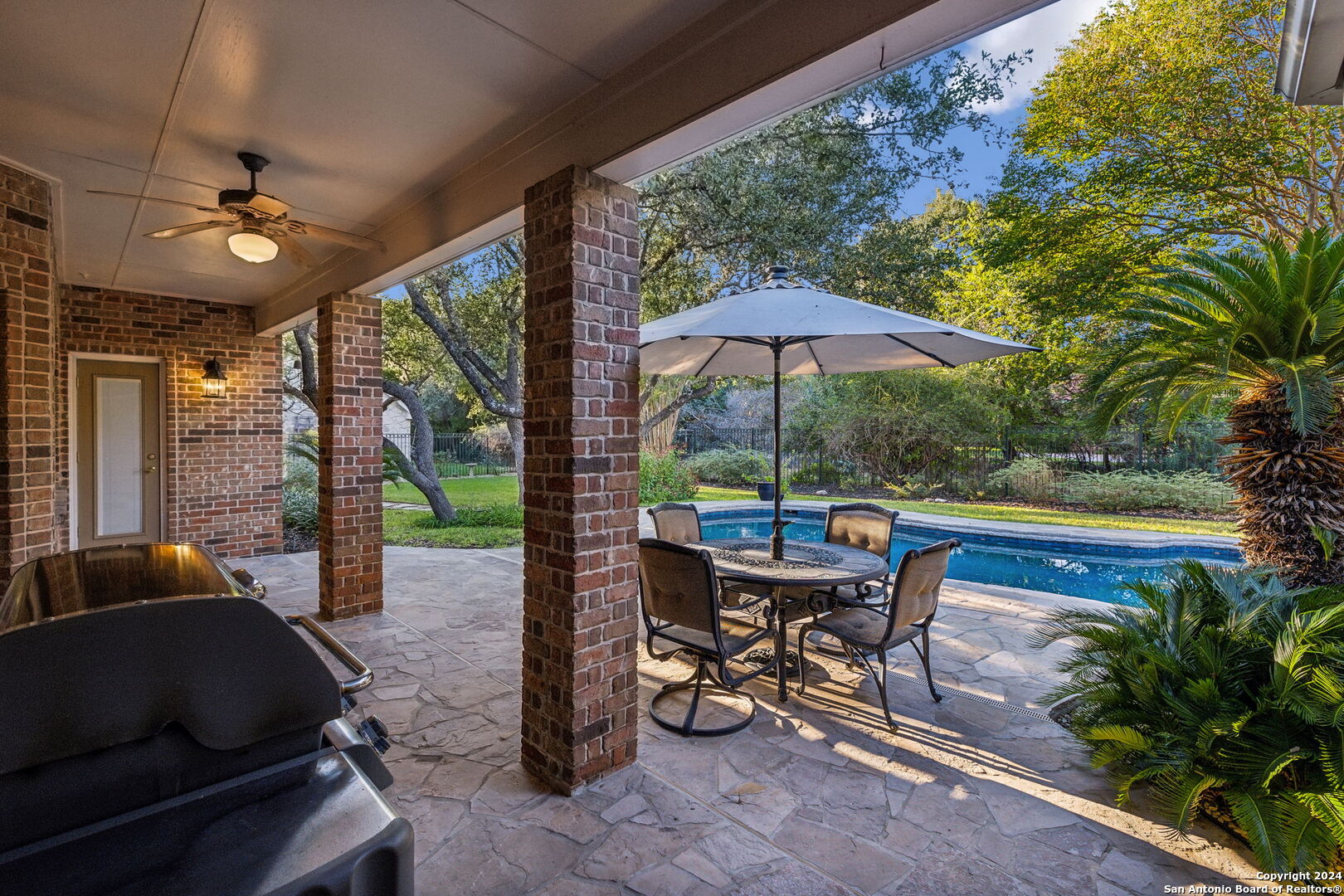 7 INWOOD CLIFFS DR