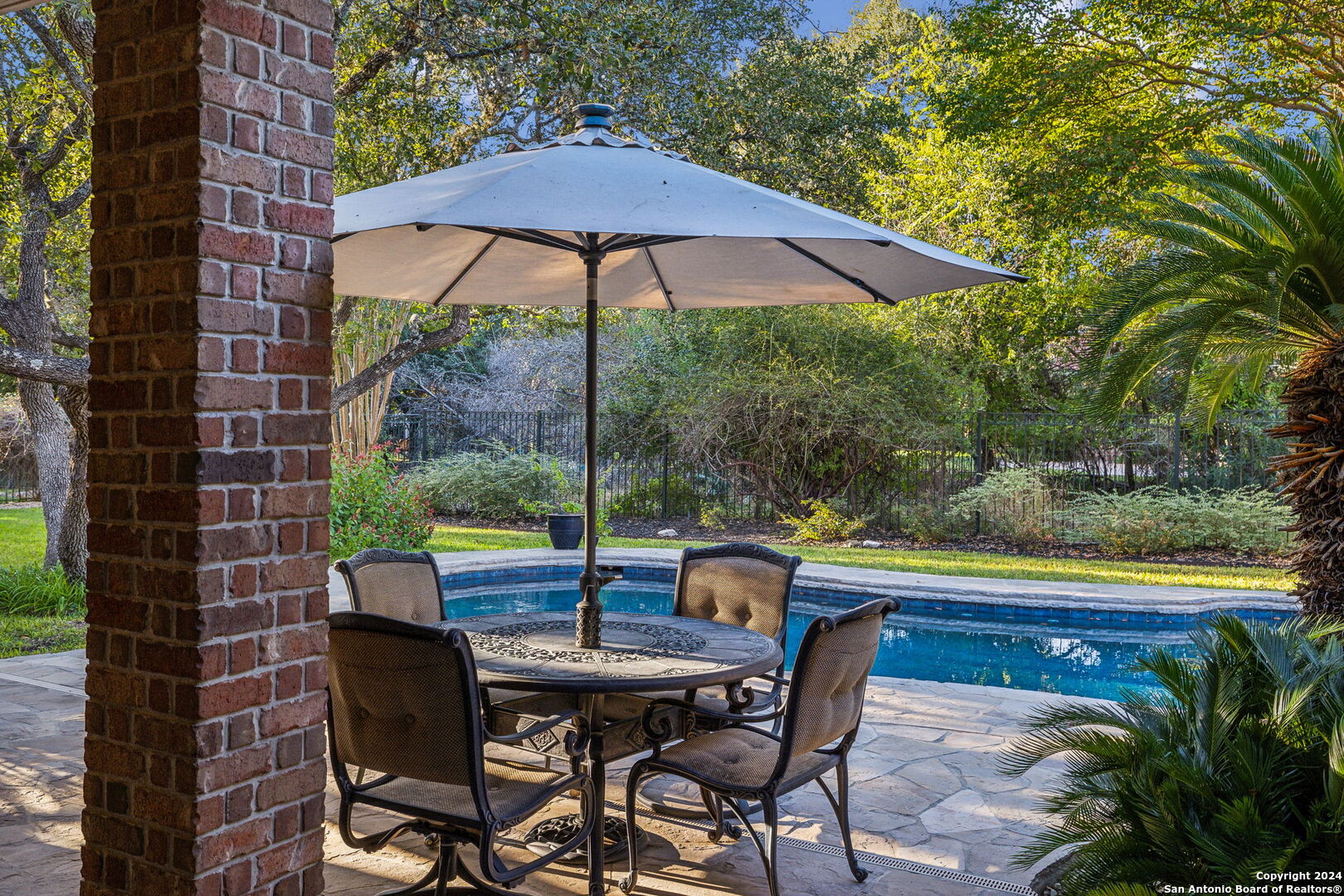 7 INWOOD CLIFFS DR