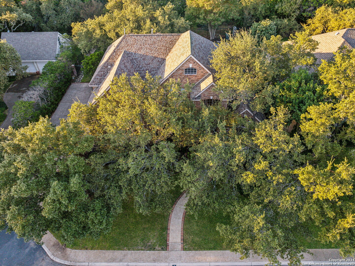 7 INWOOD CLIFFS DR
