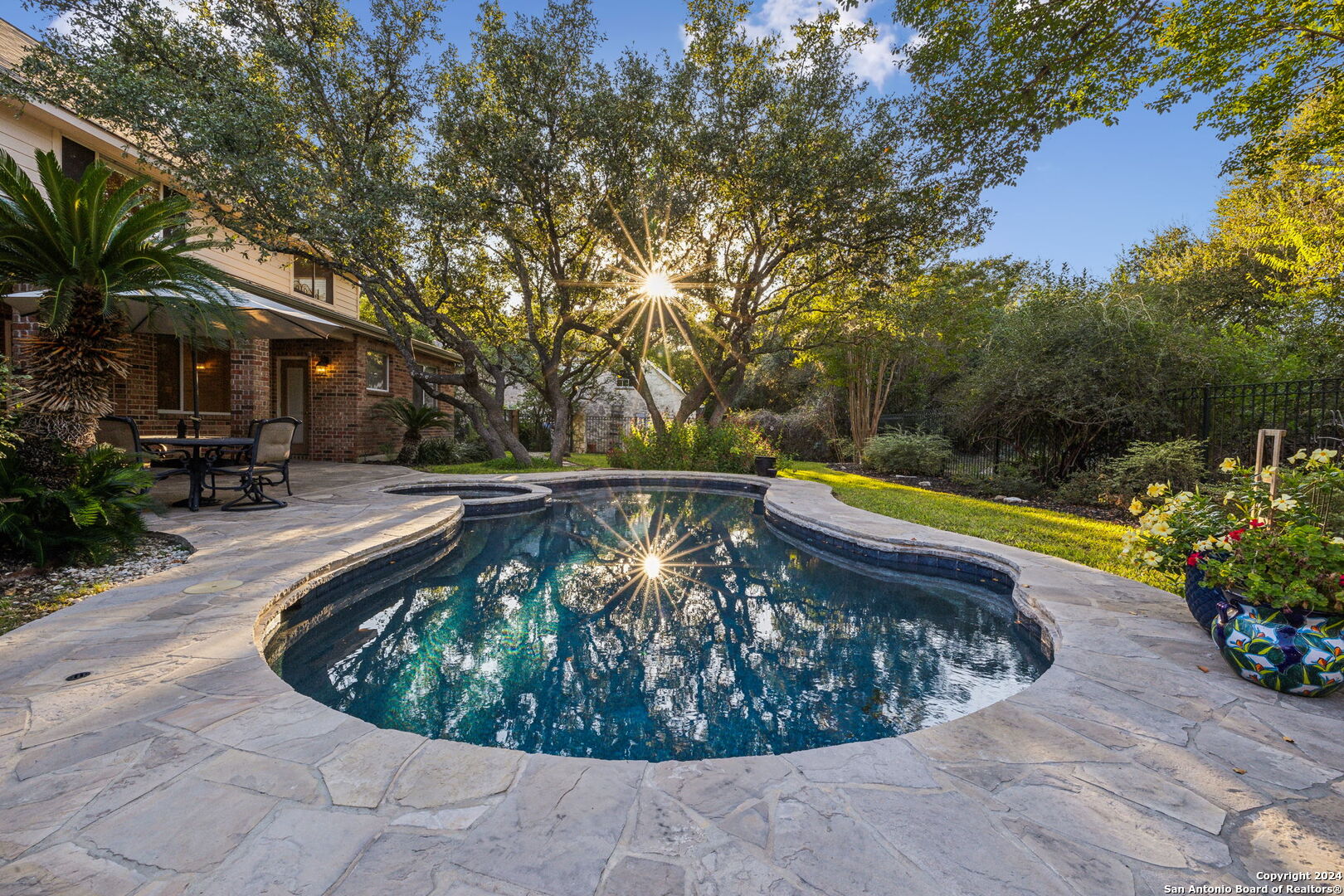 7 INWOOD CLIFFS DR