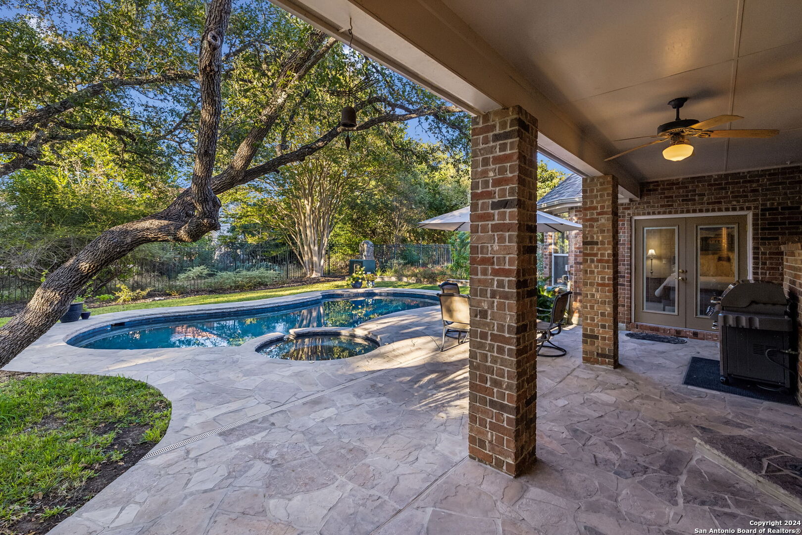 7 INWOOD CLIFFS DR