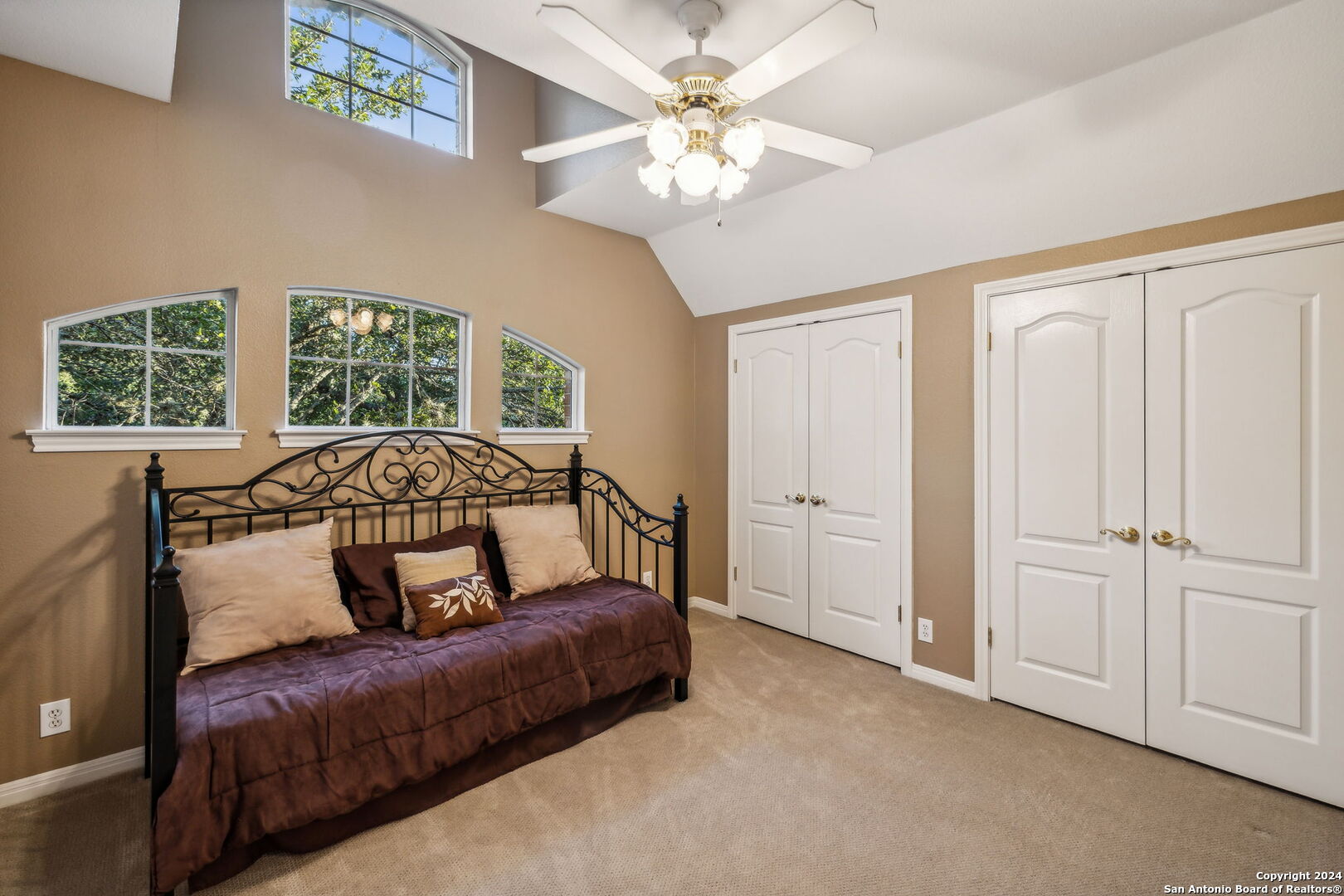 7 INWOOD CLIFFS DR