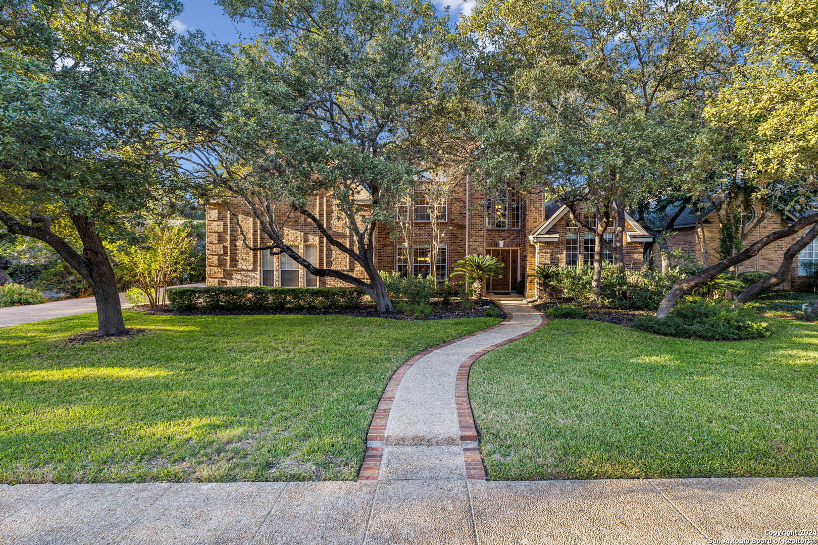 7 INWOOD CLIFFS DR