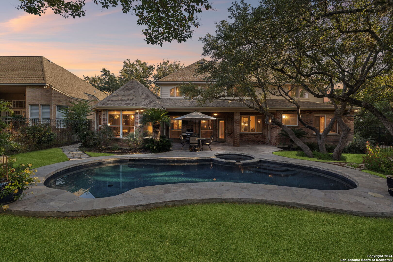 7 INWOOD CLIFFS DR