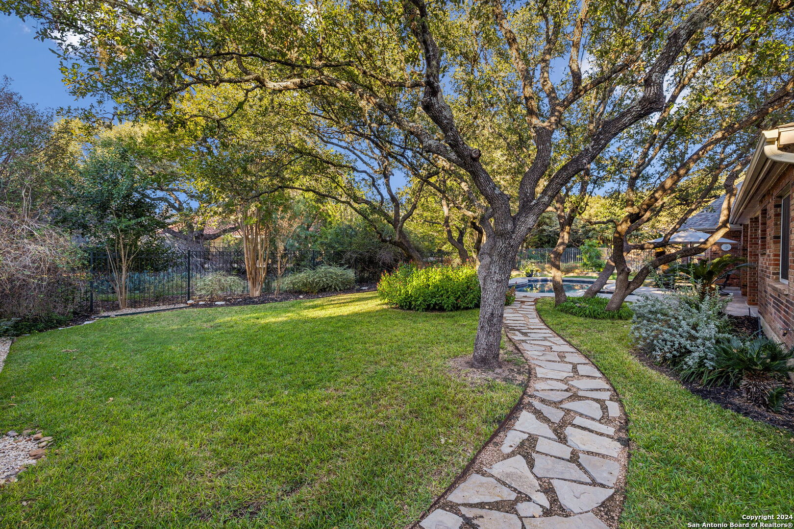 7 INWOOD CLIFFS DR
