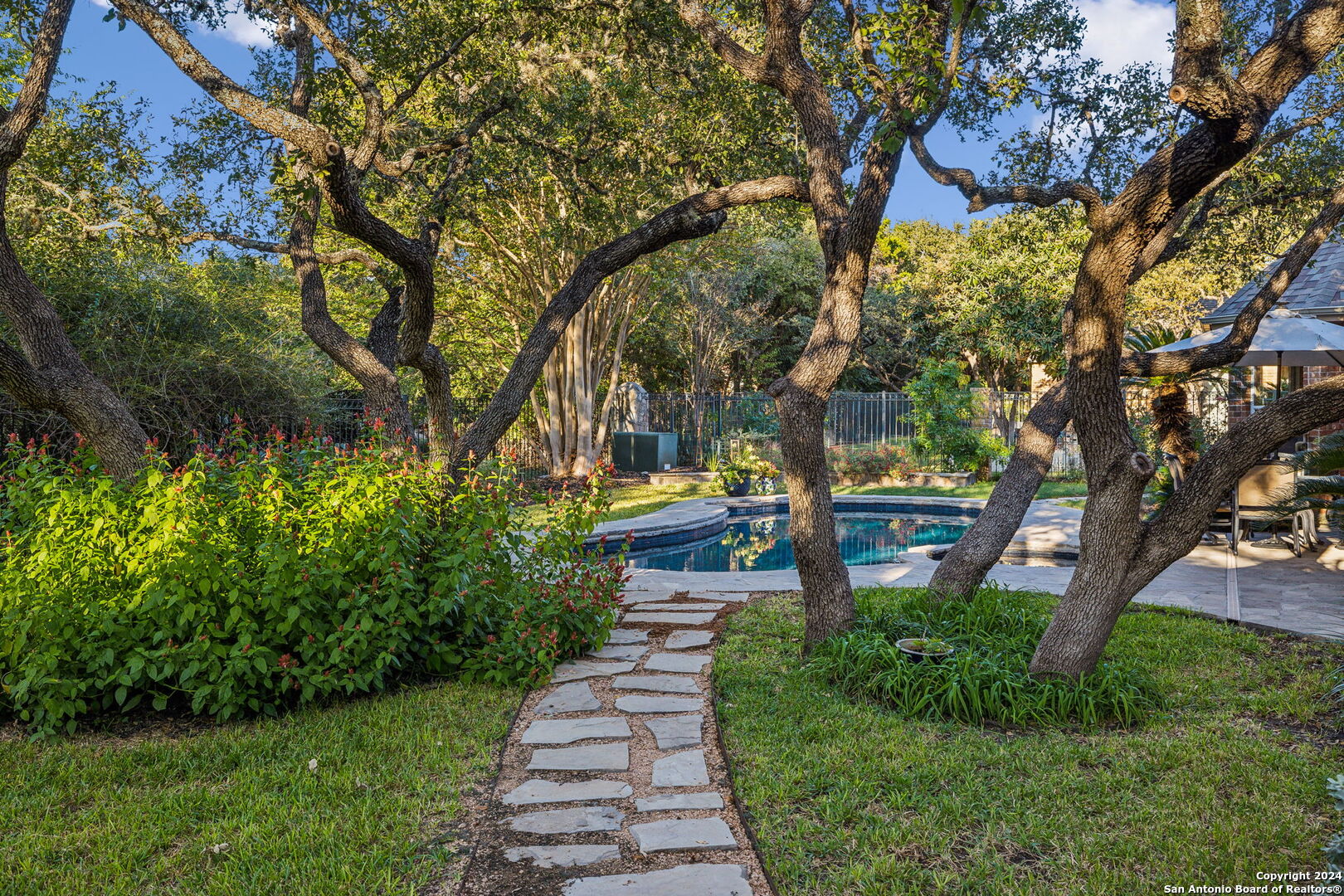 7 INWOOD CLIFFS DR