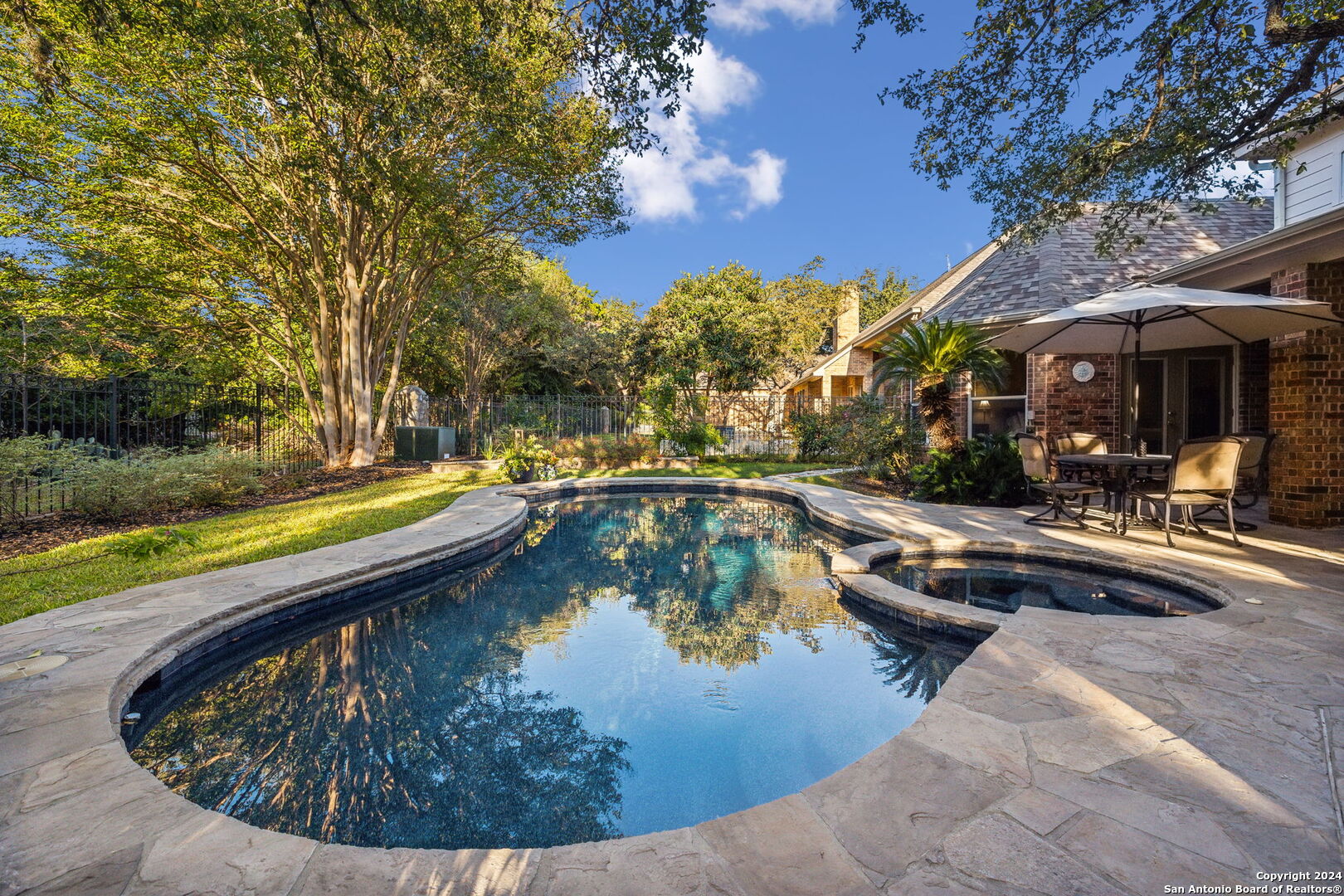7 INWOOD CLIFFS DR
