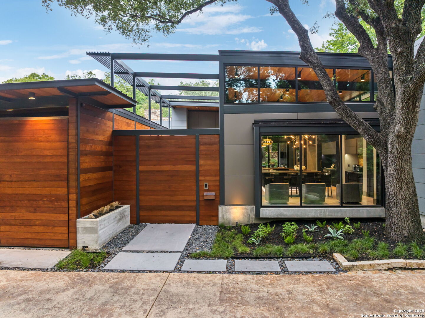605 E Contour