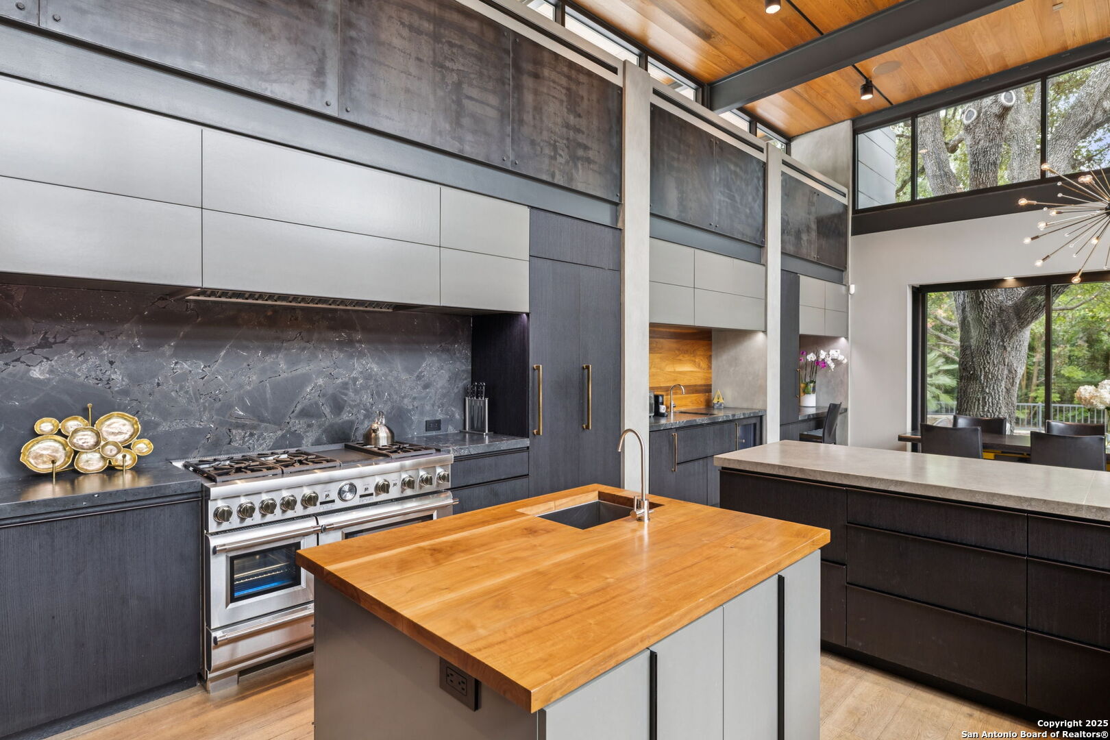 605 E Contour