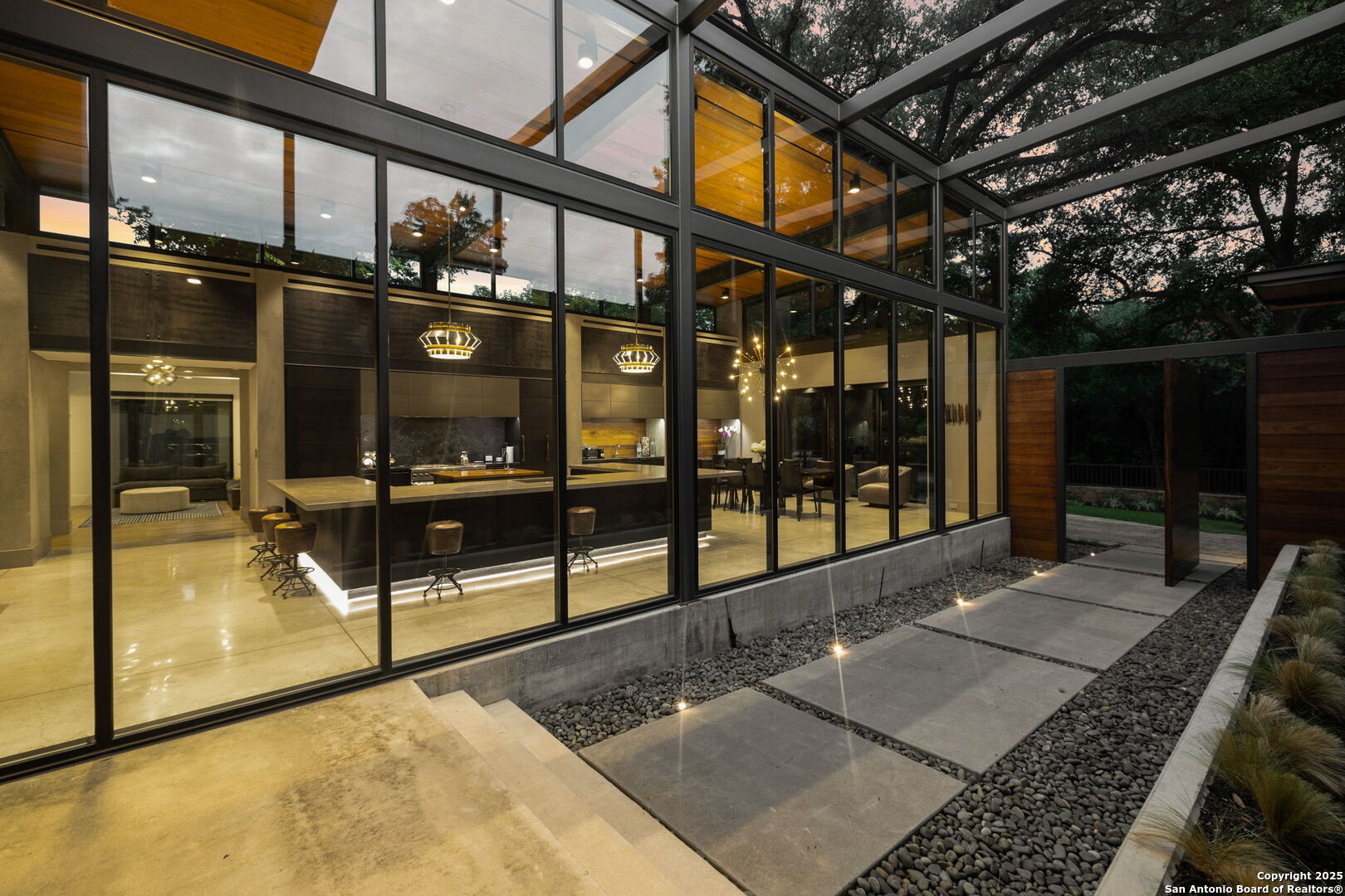 605 E Contour