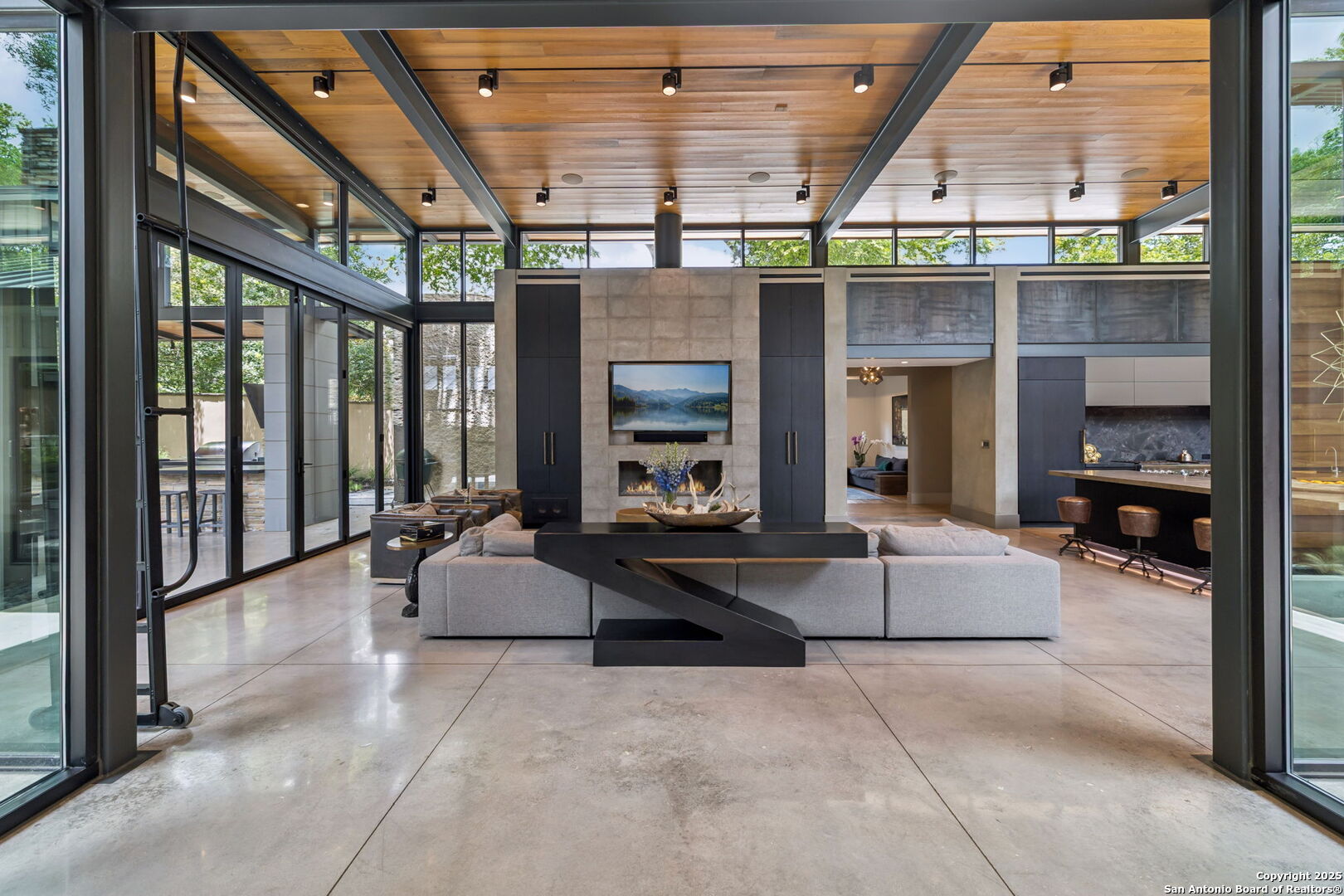 605 E Contour