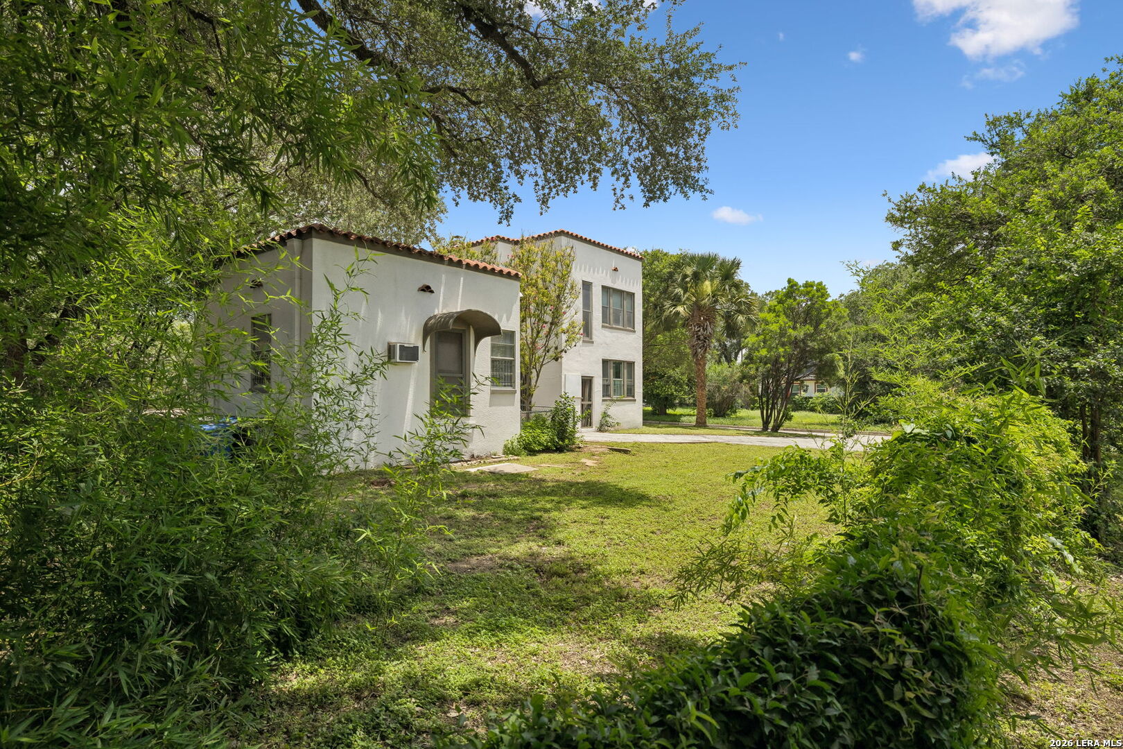 326 E MISTLETOE AVE
