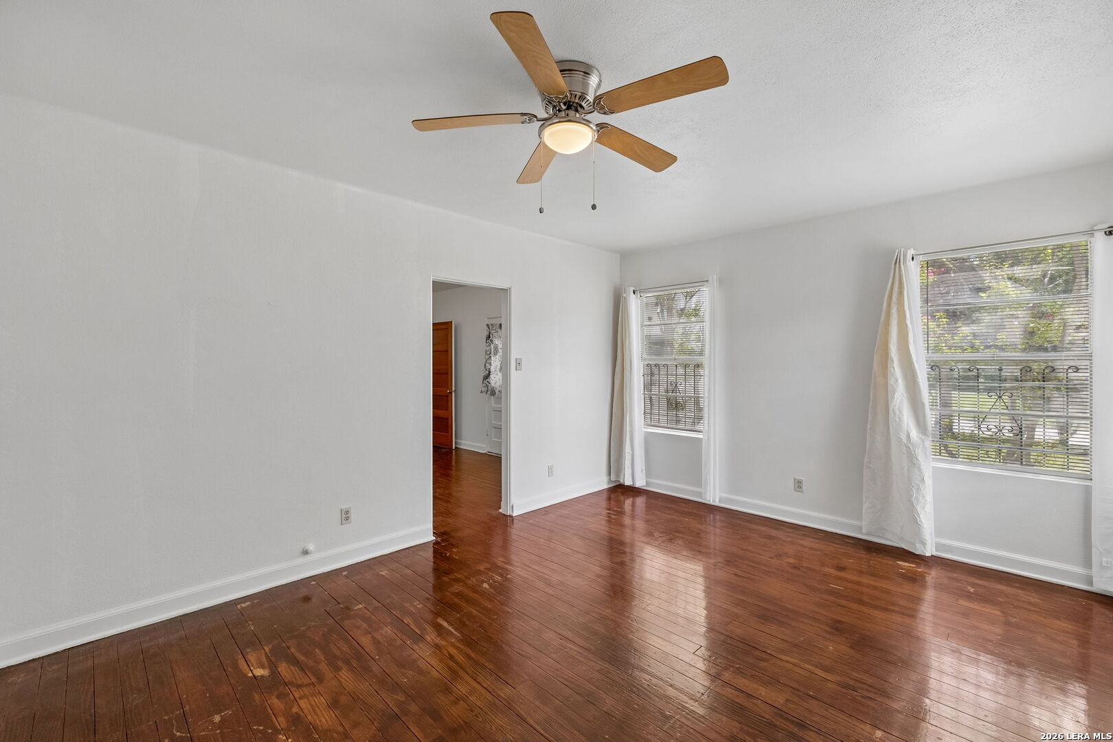 326 E MISTLETOE AVE