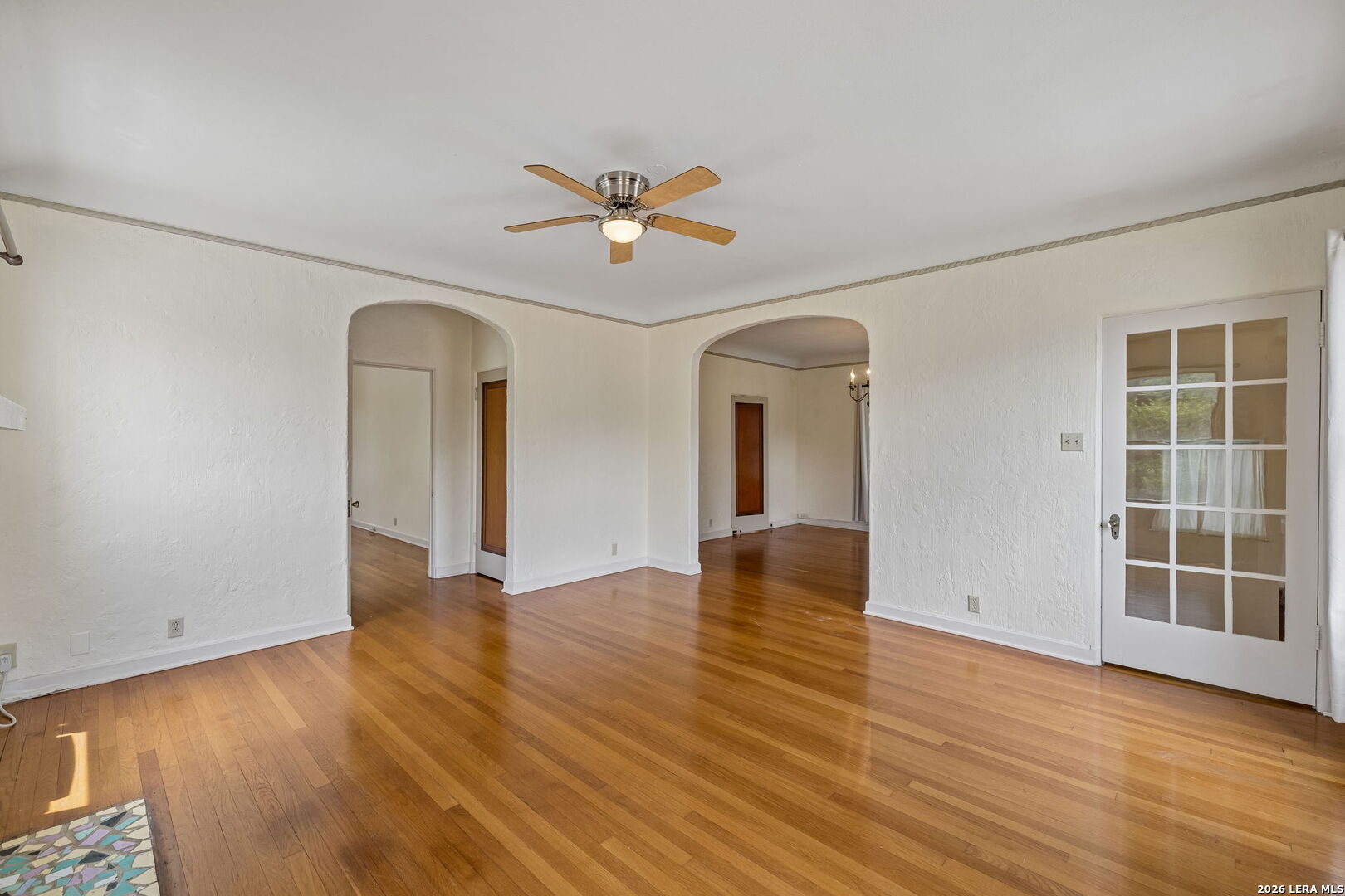 326 E MISTLETOE AVE