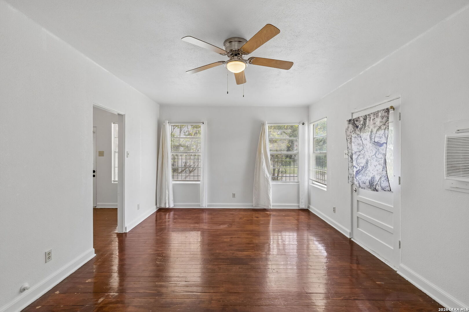 326 E MISTLETOE AVE