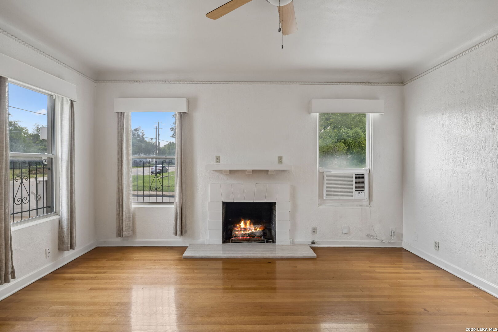 326 E MISTLETOE AVE