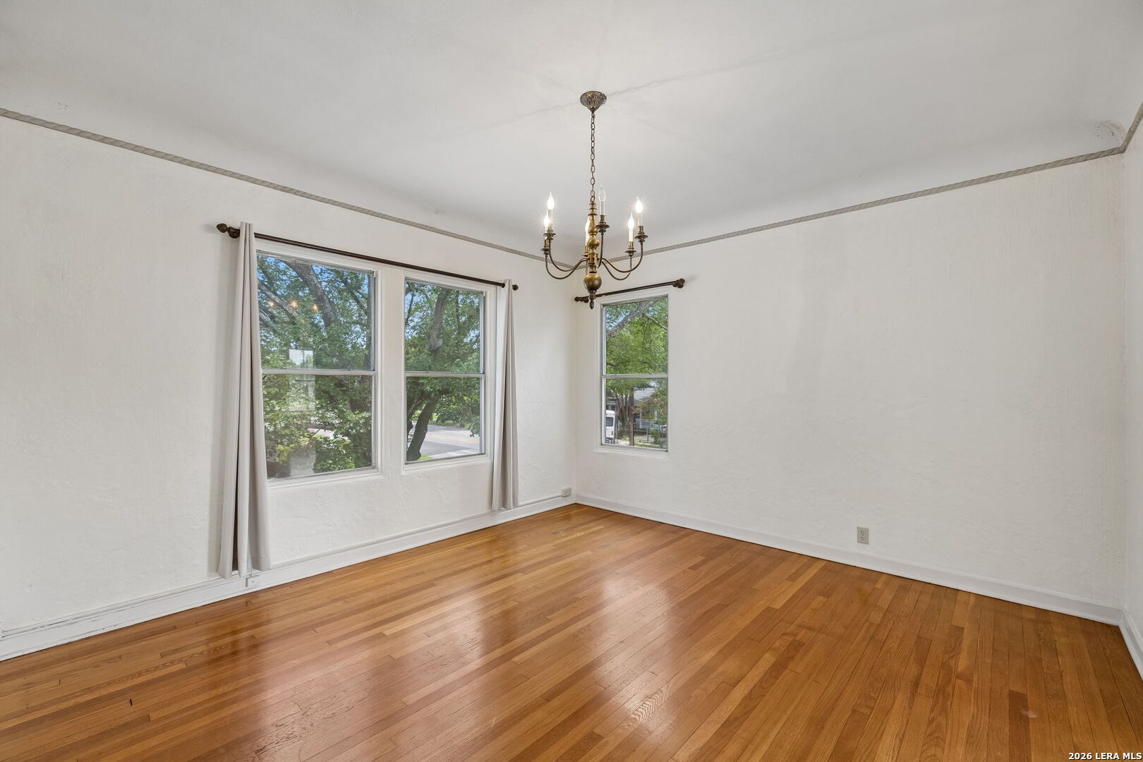 326 E MISTLETOE AVE