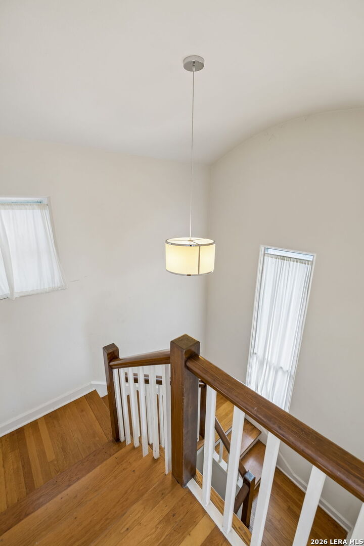 326 E MISTLETOE AVE