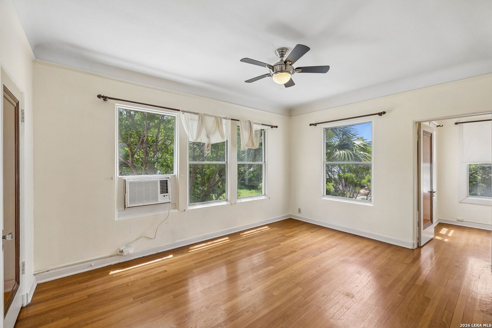 326 E MISTLETOE AVE