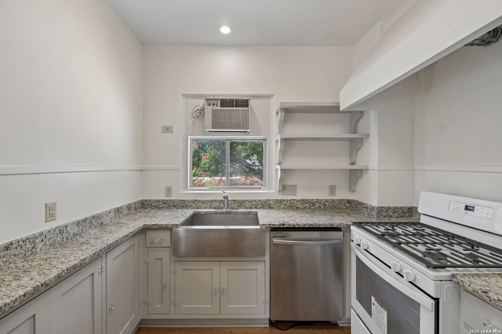 326 E MISTLETOE AVE