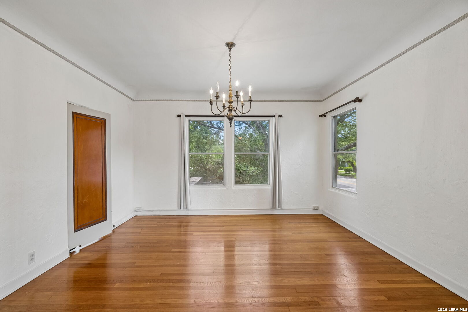 326 E MISTLETOE AVE
