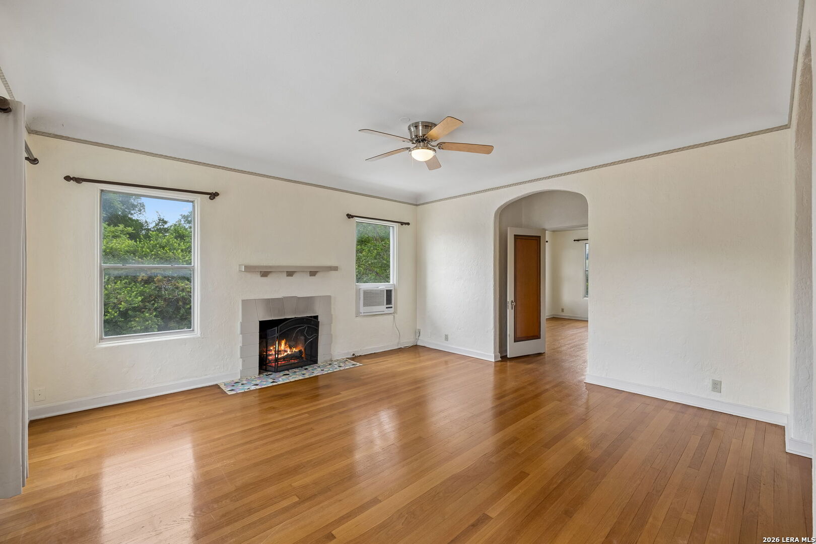 326 E MISTLETOE AVE