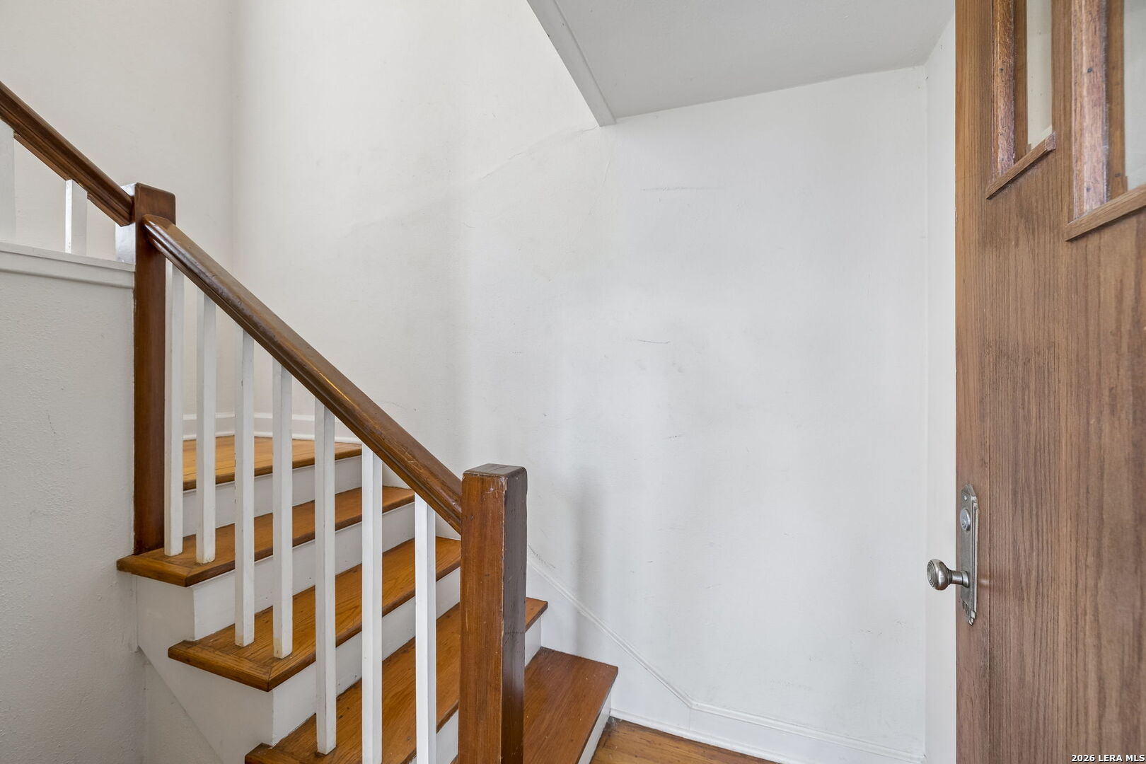 326 E MISTLETOE AVE