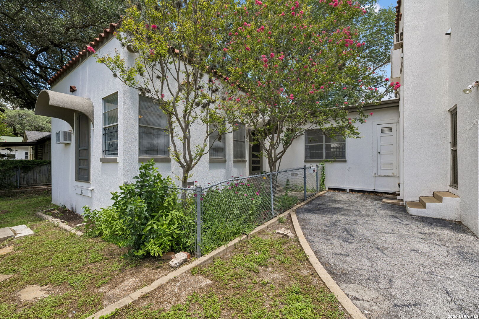 326 E MISTLETOE AVE