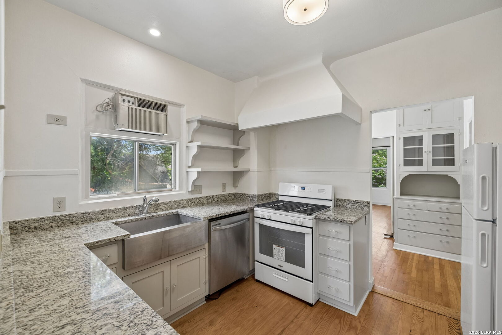 326 E MISTLETOE AVE
