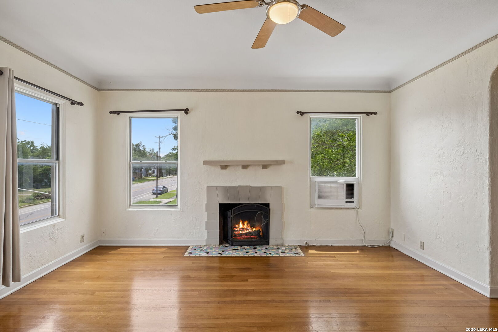 326 E MISTLETOE AVE