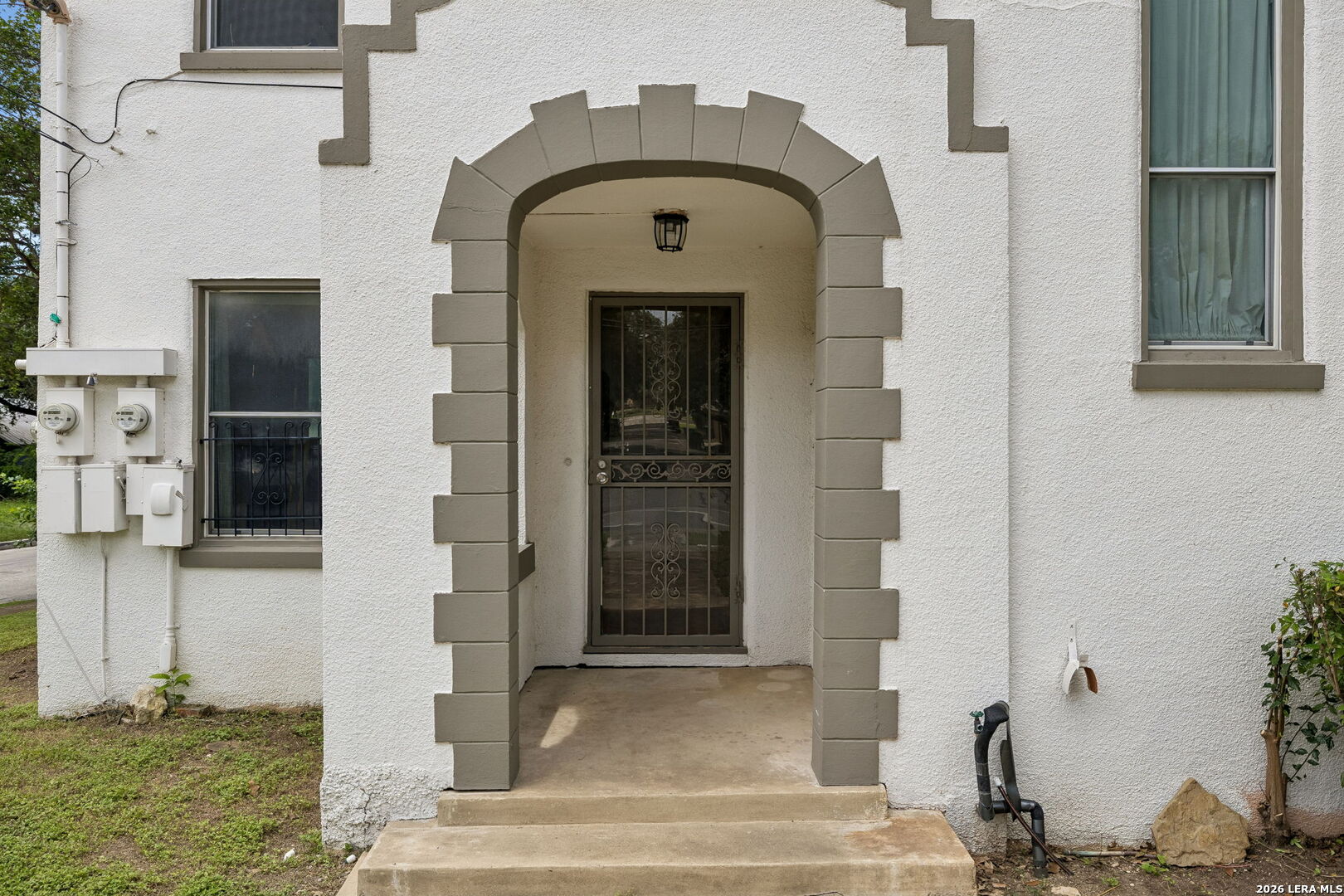 326 E MISTLETOE AVE