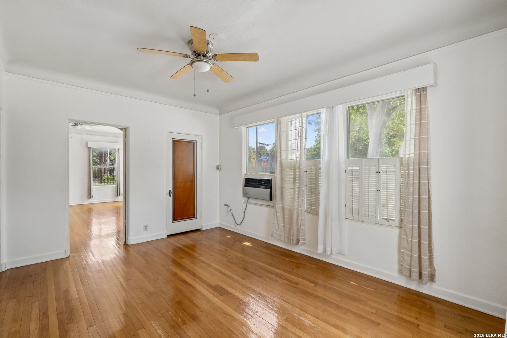 326 E MISTLETOE AVE
