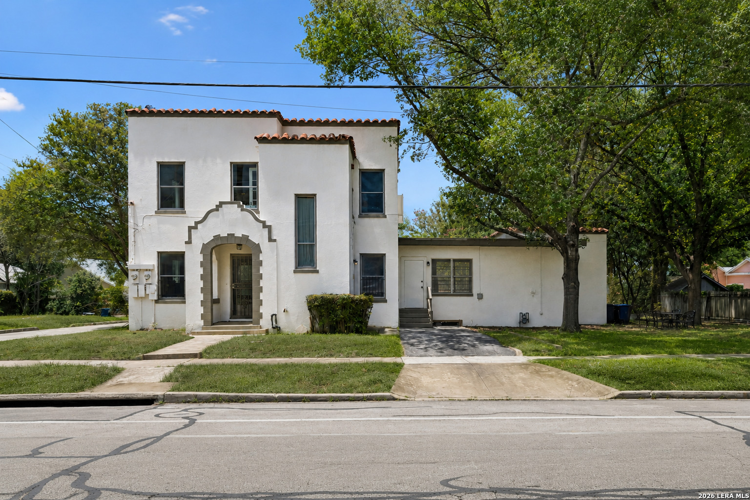 326 E MISTLETOE AVE