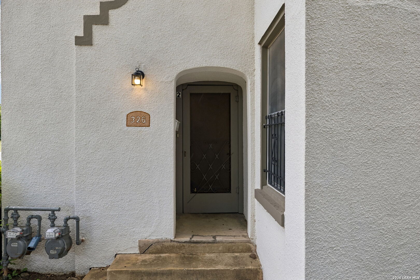 326 E MISTLETOE AVE