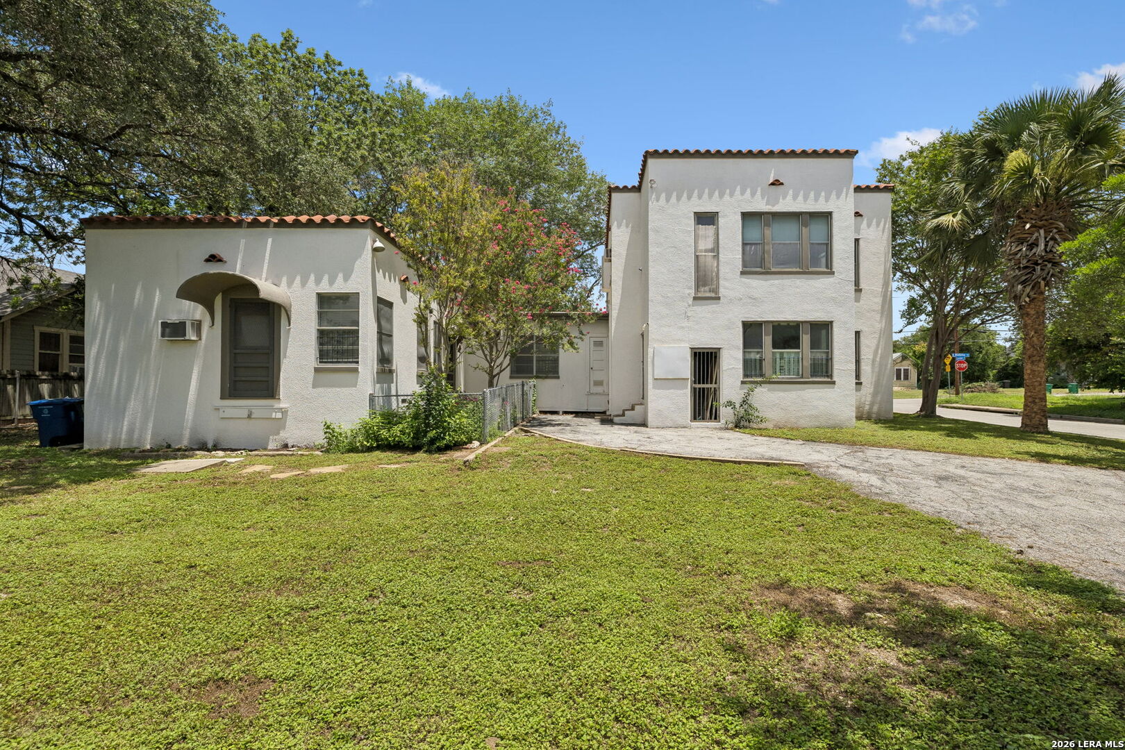 326 E MISTLETOE AVE