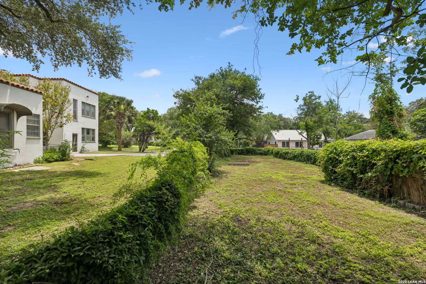 326 E MISTLETOE AVE