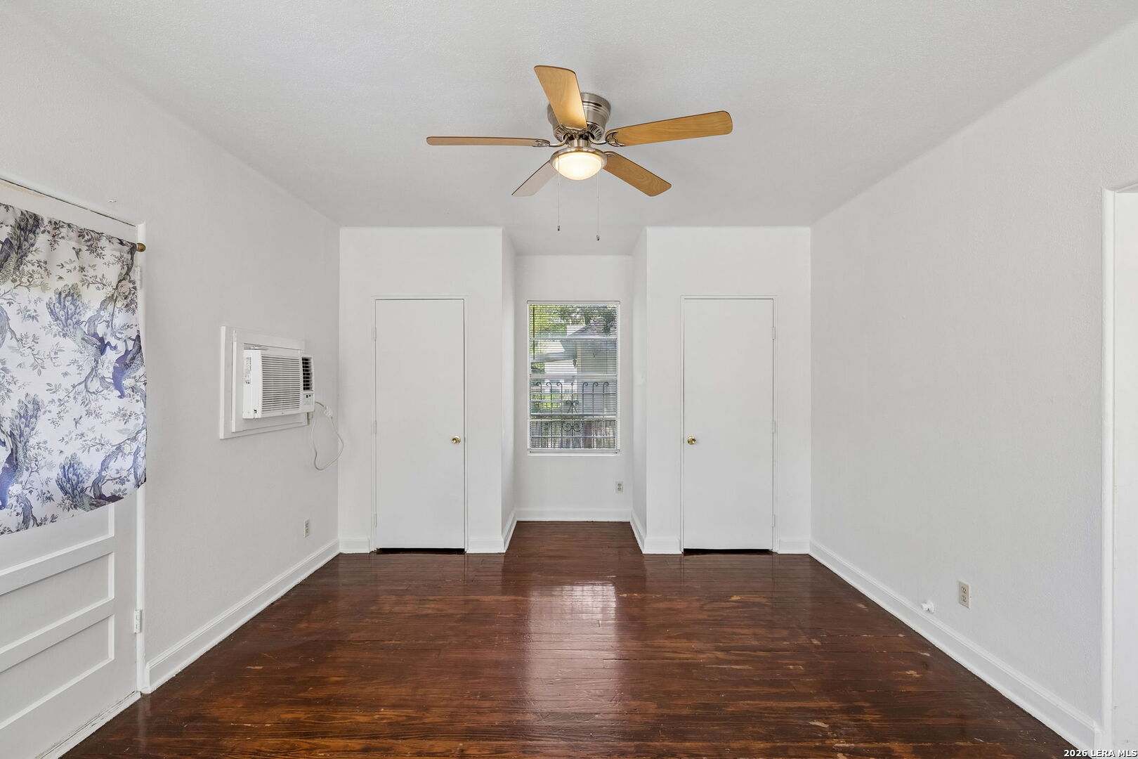 326 E MISTLETOE AVE
