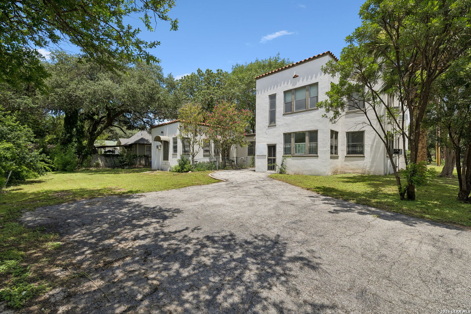 326 E MISTLETOE AVE