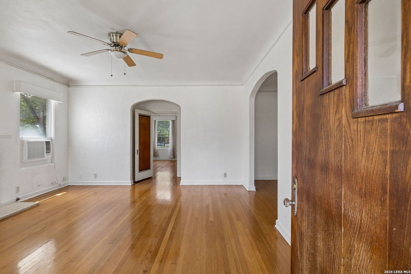 326 E MISTLETOE AVE