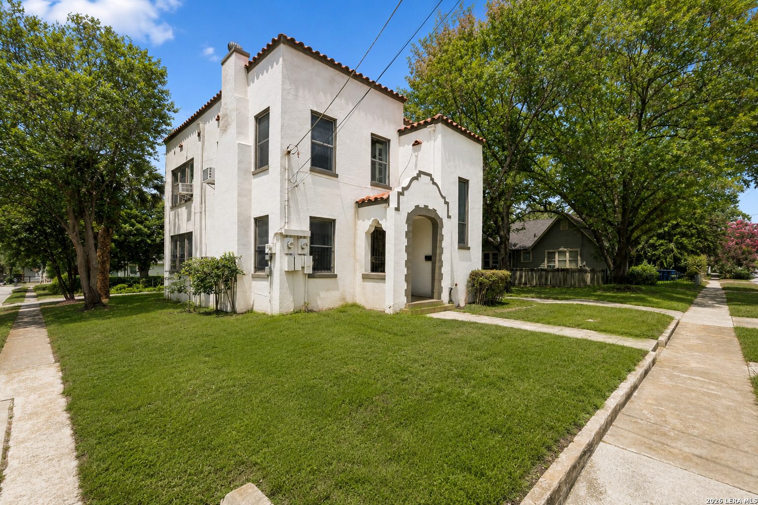 326 E MISTLETOE AVE