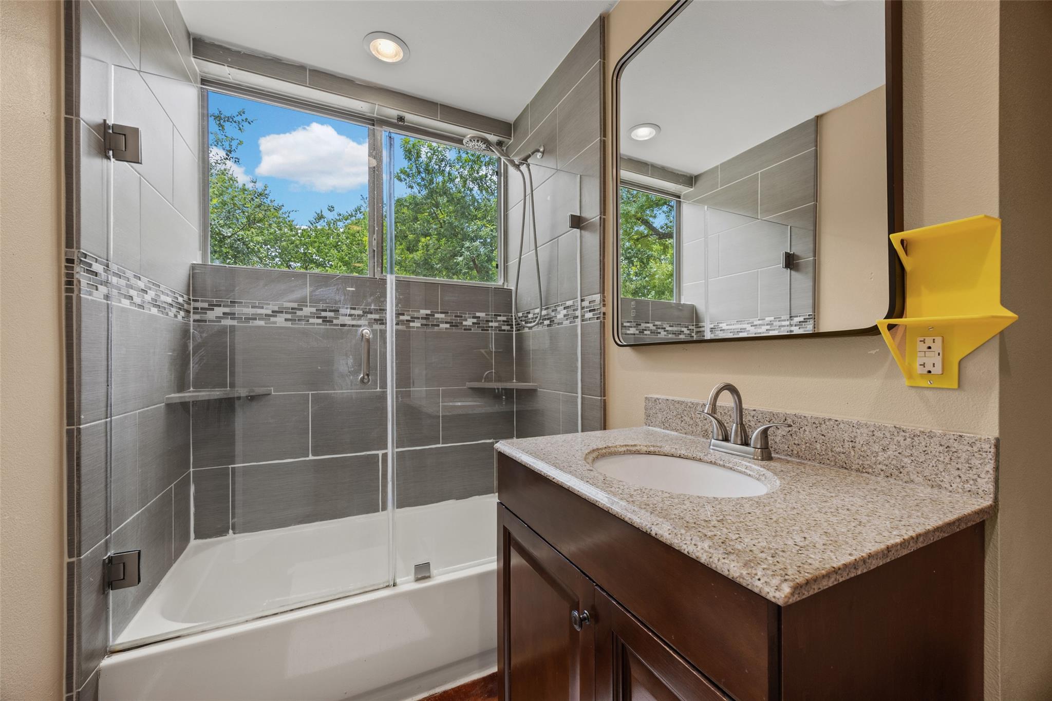 5106 Spruce CV