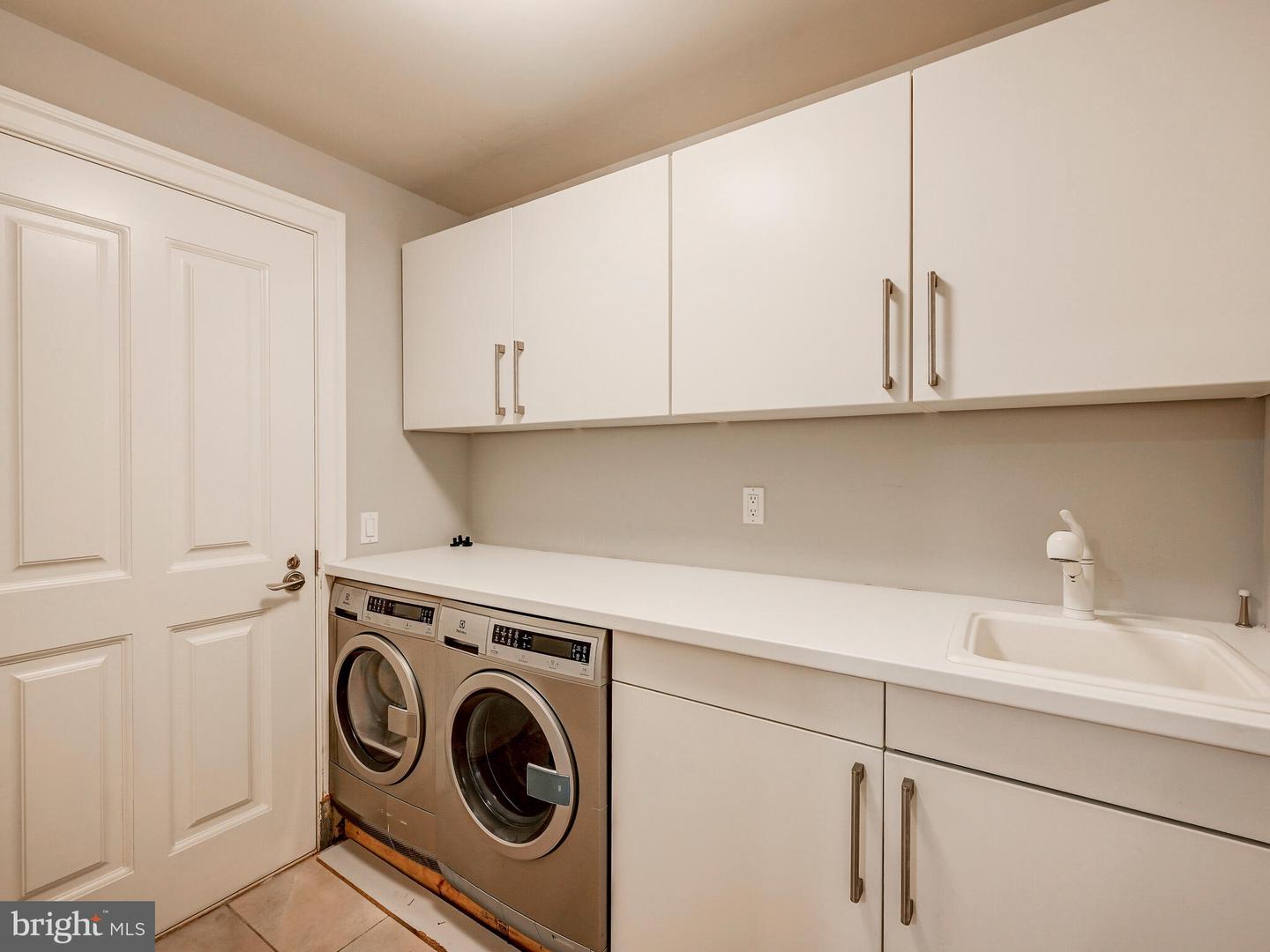 801 KEY HIGHWAY Unit: 323