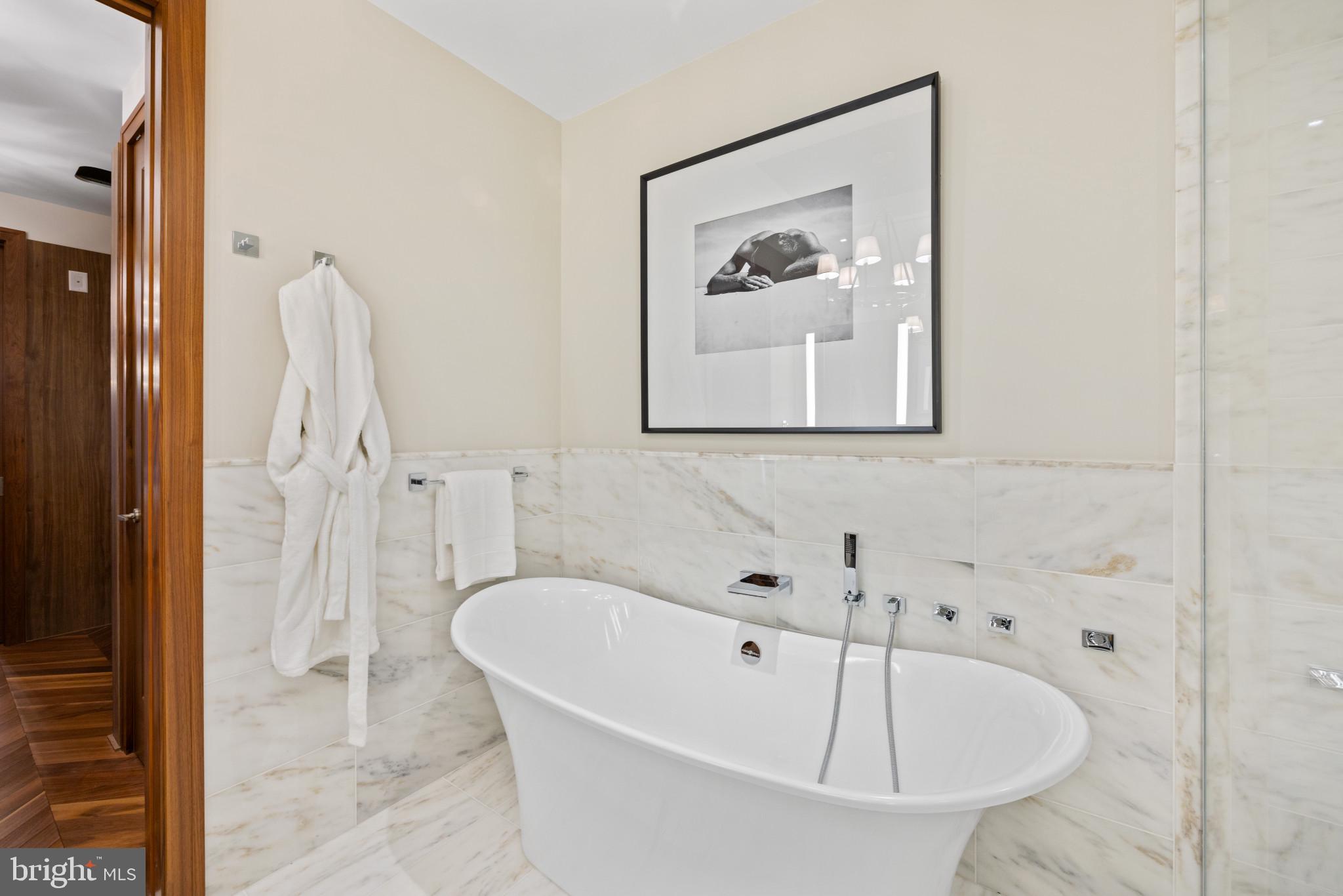 300 International Dr #1906