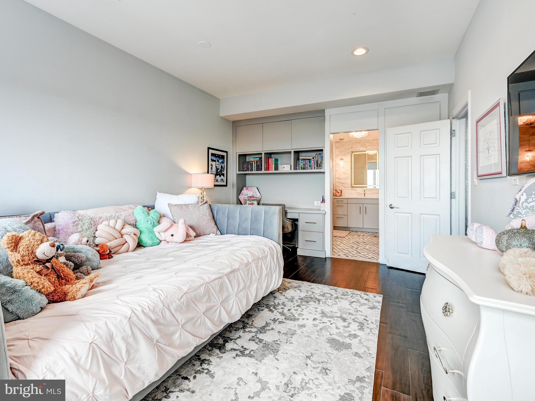 10 E LEE STREET 2402