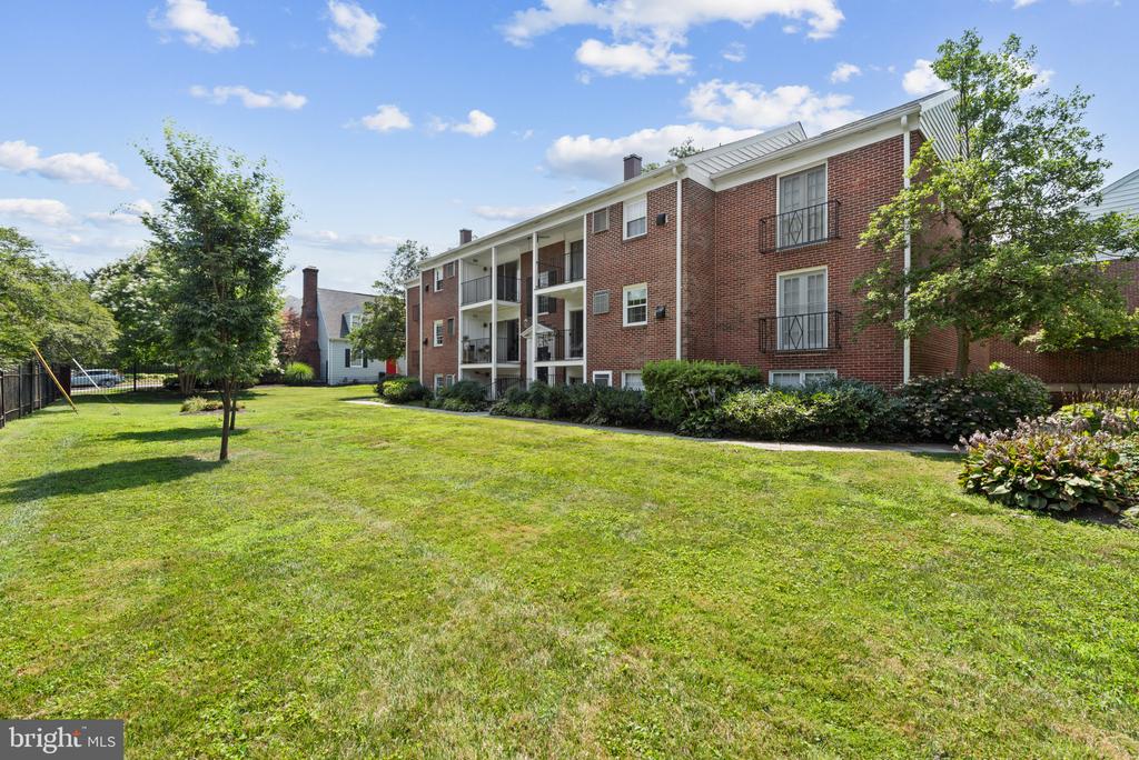 317 HOMELAND SOUTHWAY Unit: 2B