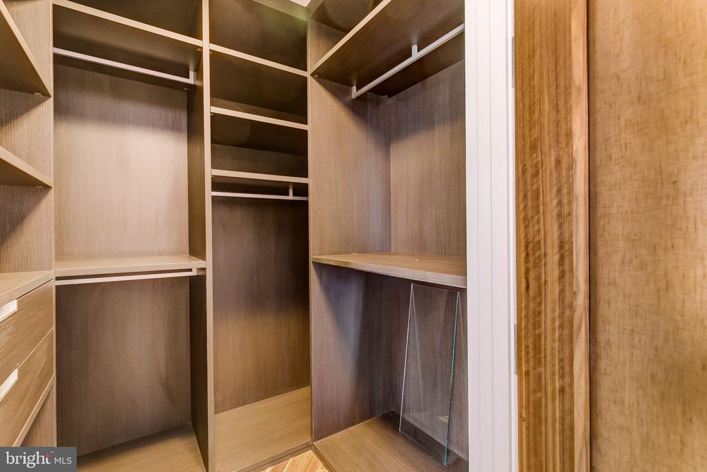 300 INTERNATIONAL DRIVE Unit: 2307