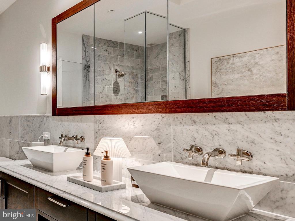 300 INTERNATIONAL DRIVE Unit: 2106