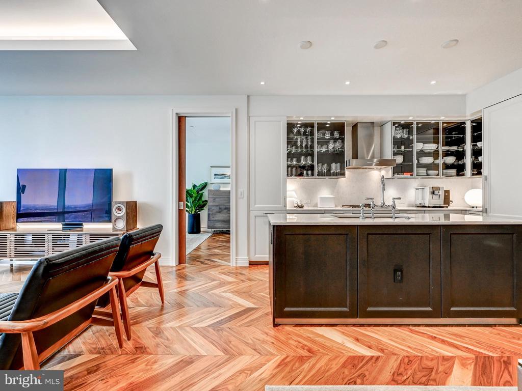 300 INTERNATIONAL DRIVE Unit: 2106