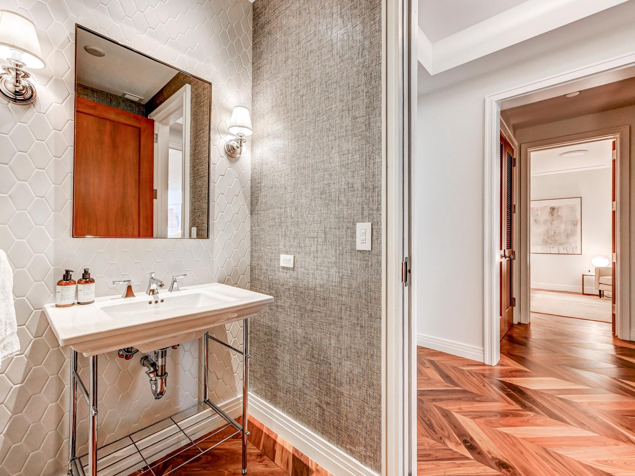 300 INTERNATIONAL DRIVE Unit: 2106