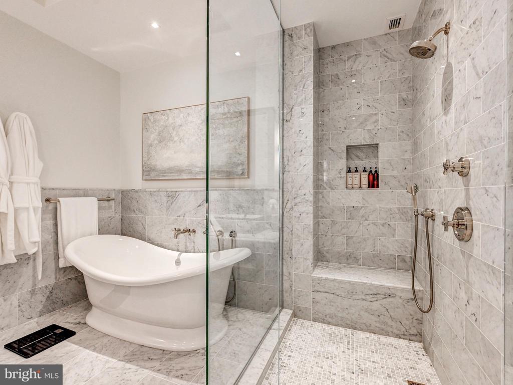 300 INTERNATIONAL DRIVE Unit: 2106